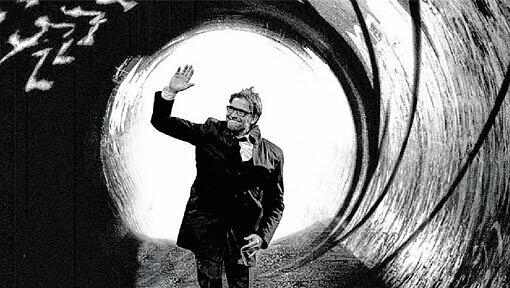 Den Hintergrund kennt jeder – aus den mittlerweile 23 Agenten-Filmen mit dem Briten James Bond. Vorne: Jürgen Klopp, der selbsternannte neue Bond. Den Hintergrund kennt jeder – aus den mittlerweile 23 Agenten-Filmen mit dem Briten James Bond. Vorne: Jürgen Klopp, der selbsternannte neue Bond.