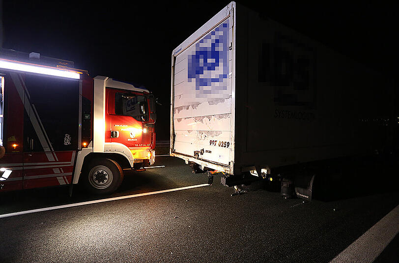 An einer Baustelle auf der A9 hat sich in der Nacht auf Mittwoch ein schwerer LKW-Unfall ereignet.