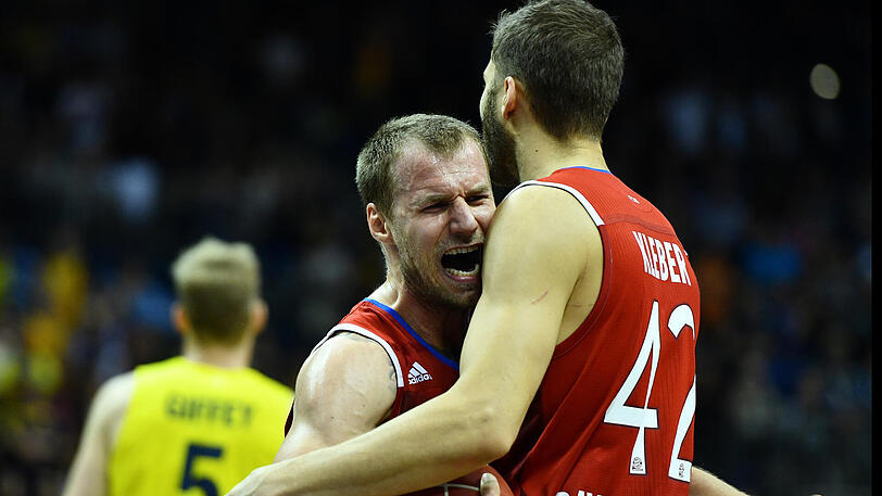 Große Erleichterung bei Anton Gavel (l.) und Maxi Kleber: Der FC Bayern gewinnt bei Alba Berlin mit 87:82 und steht im Halbfinale.