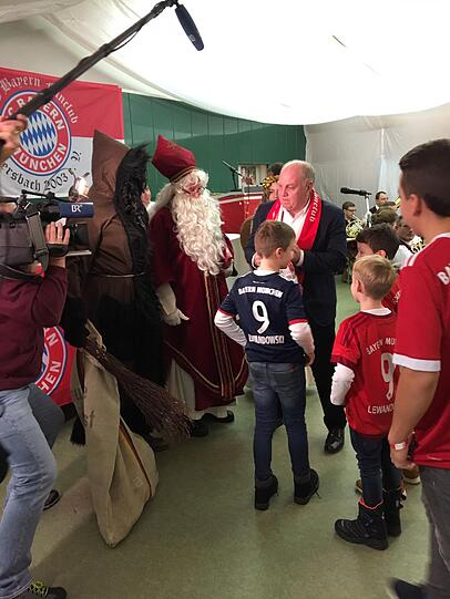 Mit Nikolaus: Hoeneß (r.) beim Besuch in Kersbach.