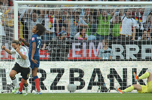 Inka Grings (L) feiert das 2:0 gegen Frankreich
