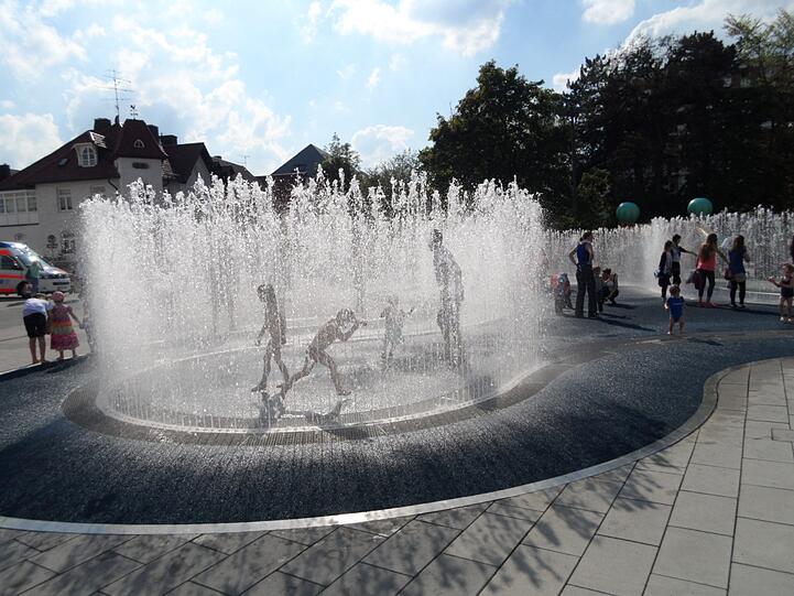 Feucht-fröhliche Brunnen-Eröffnung an den Pasing Arcaden: Vor allem die Kinder hatten einen Riesenspaß - aber auch Erwachsene und sogar Hunde waren angetan.