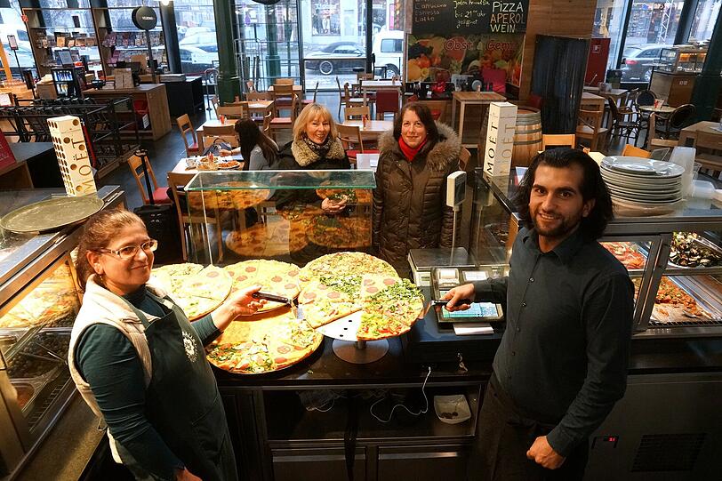 Ercan Türk (29) mit seiner Mutter Rükiye (55) vom Pizza-Standl: &bdquo;Wir haben letztes Jahr hier aufgemacht und mit unseren Stammkunden gut Fuß gefasst. Kurz vor Weihnachten haben wir erfahren, dass wir rausmüssen. Seitdem herrscht bei vielen Existenzangst. Ich verstehe nicht, warum der Bürgermeister nicht eingreift. Mehrere Leute verlieren ihre Arbeit in der Schrannenhalle. Es ist schwer, etwas Neues für uns zu finden. Ich bin wütend und traurig zugleich.&ldquo;
