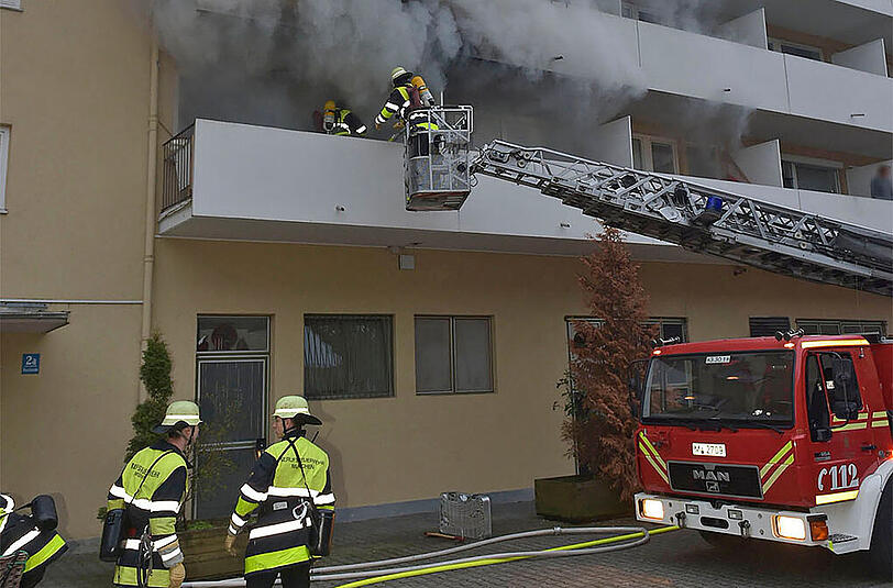 Nach einer Viertelstunde hat die Feuerwehr das Feuer im ersten Stöck gelöscht.