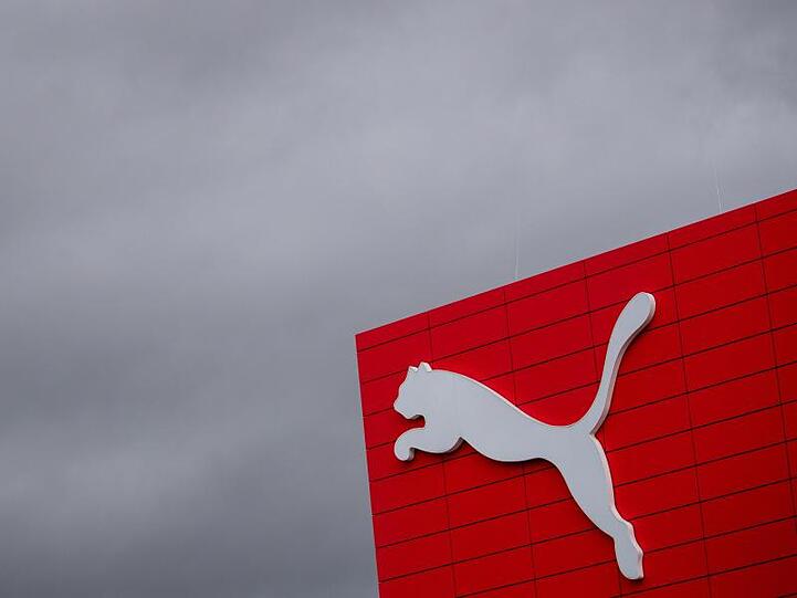 Das Logo des Sportartikelherstellers Puma SE hängt an der Außenwand am Firmen-Hauptsitz. Foto: Daniel Karmann/dpa