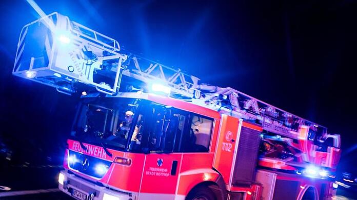 Bauarbeiter haben der Feuerwehr bei einem Saunabrand schon einen Großteil der Arbeit abgenommen. (Symbolbild)