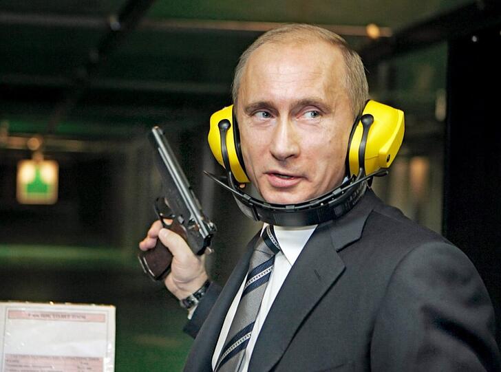 Wladimir Putin an einem Schießstand im Hauptsitz des russischen Geheimdienstes.
