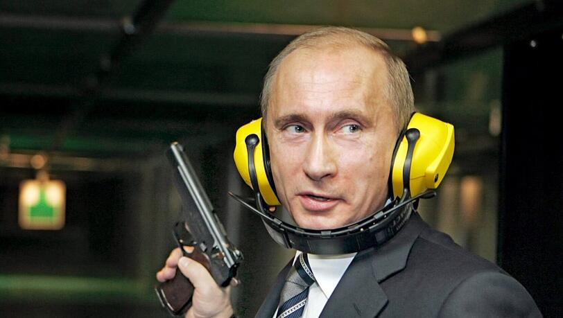 Wladimir Putin an einem Schießstand im Hauptsitz des russischen Geheimdienstes. Wladimir Putin an einem Schießstand im Hauptsitz des russischen Geheimdienstes.