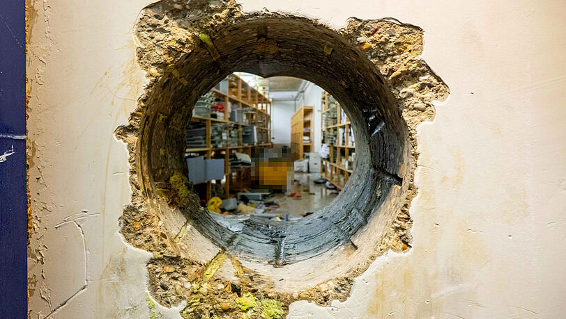 Blick durch das gebohrte Loch in den Archivraum der Sparkasse. Nach dem spektakul&auml;ren Einbruch Ende vergangenen Jahres haben die Ermittler noch immer keine Spur von den T&auml;tern.