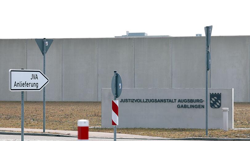 Hinter den Mauern der JVA Augsburg-Gablingen sollen etliche Gefangene misshandelt worden sein. (Archivbild) Hinter den Mauern der JVA Augsburg-Gablingen sollen etliche Gefangene misshandelt worden sein. (Archivbild)