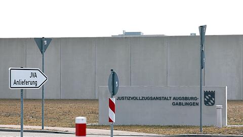 Hinter den Mauern der JVA Augsburg-Gablingen sollen etliche Gefangene misshandelt worden sein. (Archivbild)