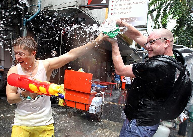 Die Bilder vom großen Songkran-Fest in Bangkok, deer größten Wasserparty der Welt.