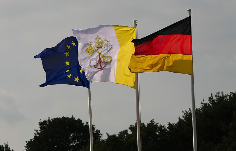 Papst Benedikt XVI. ist zu seinem ersten offiziellen Staatsbesuch in Deutschland eingetroffen.