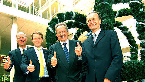 Daumen hoch: Stadtwerkechef Kurt Mühlhäuser (rechts), OB Christian Ude und der künftige SWM-Chef Florian Bieberbach.