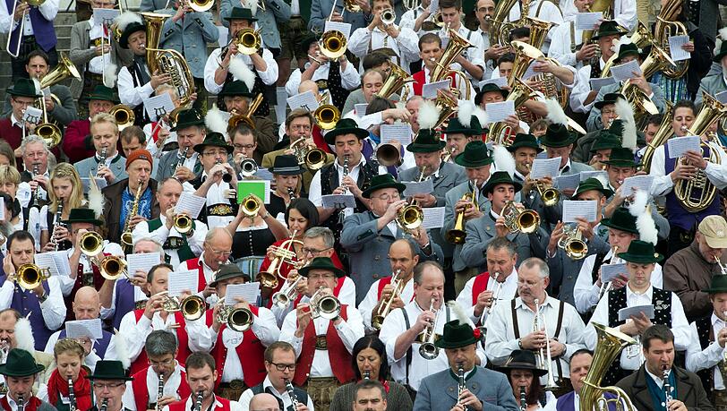 Multikulti-Wiesn: Insgesamt sind heuer rund 6,4 Millionen Oktoberfest-Gäste aus anderen Nationen nach München gereist. (Quelle: Referat für Arbeit und Wirtschaft)
das Besucheraufkommen auf circa 6,4 Millionen Gäste Multikulti-Wiesn: Insgesamt sind heuer rund 6,4 Millionen Oktoberfest-Gäste aus anderen Nationen nach München gereist. (Quelle: Referat für Arbeit und Wirtschaft)
das Besucheraufkommen auf circa 6,4 Millionen Gäste