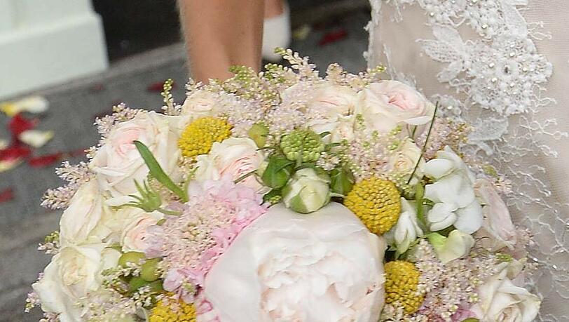 Fußballer-Hochzeit in München: Mats Hummels und Cathy Fischer bei der Ankunft am Standesamt in der Mandlstraße. Die Bilder. Fußballer-Hochzeit in München: Mats Hummels und Cathy Fischer bei der Ankunft am Standesamt in der Mandlstraße. Die Bilder.