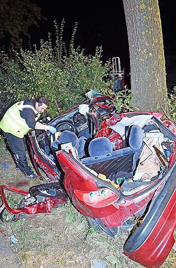 Bilder vom Unfallort bei Hohenkammer. Das Auto ist vollkommen demoliert, nachdem der Fahrer gegen einen Baum geprallt ist.