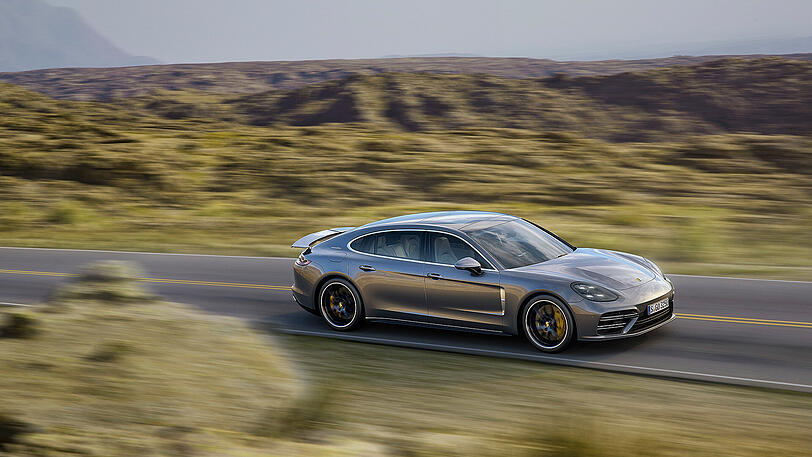Verlängert, exklusiv und bärenstark präsentiert sich der Porsche Panamera Executive.