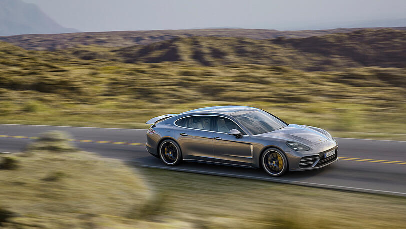 Verlängert, exklusiv und bärenstark präsentiert sich der Porsche Panamera Executive. Verlängert, exklusiv und bärenstark präsentiert sich der Porsche Panamera Executive.