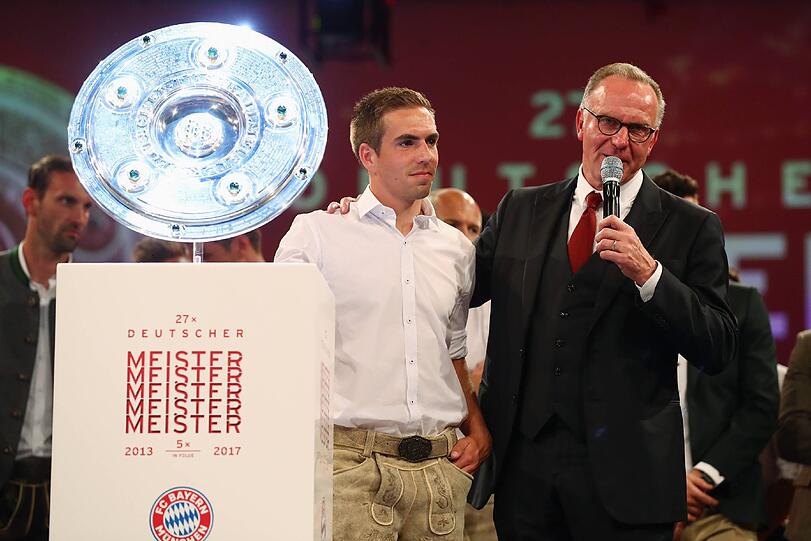 Ehre, wem Ehre gebührt: Philipp Lahm wird anlässlich seines Karriereendes von Karl-Heinz Rummenigge auf die Bühne gebeten.