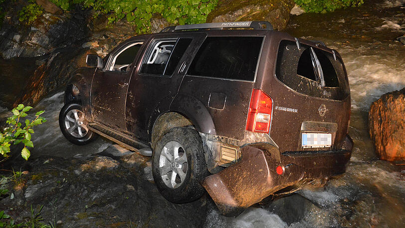 Das Auto landete im Trattenbach. Die Bilder von der Unfallstelle.