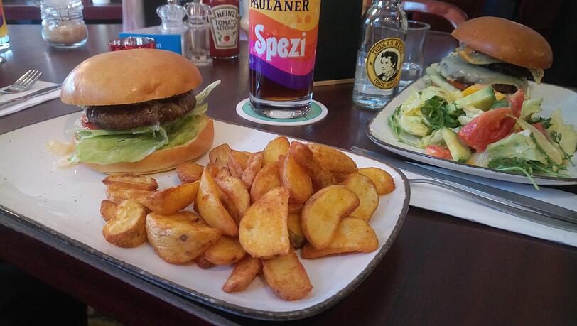 Der Avocado-Burger mit Wedges. Im Hintergrund türmt sich der gigantische Schulz-Burger auf. Der Avocado-Burger mit Wedges. Im Hintergrund türmt sich der gigantische Schulz-Burger auf.