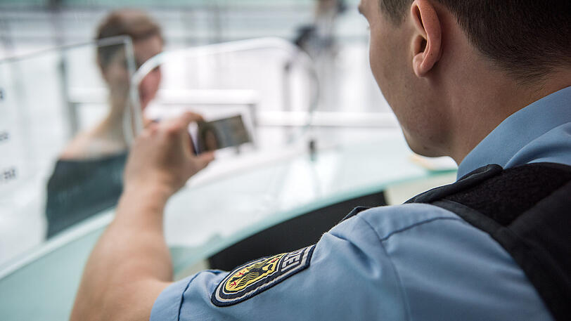 Nicht nur mit gefälschten, sondern auch mit erschlichenen Dokumenten versuchen manche Reisende, die Bundespolizisten am Münchner Flughafen in der Grenzkontrolle zu überlisten.