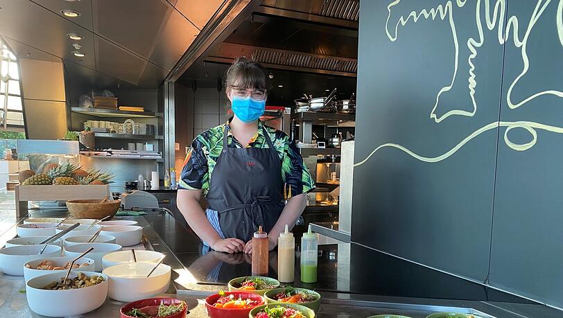 Luzie Pantler hat an der Poké-Station schon die Bowls vorbereitet. Luzie Pantler hat an der Poké-Station schon die Bowls vorbereitet.