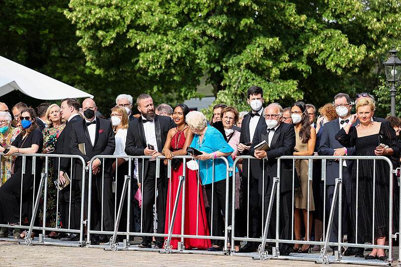 Ganz nah dran durften sie nicht, und dennoch: Schaulustige stehen aufgebrezelt vor dem Festspielhaus auf dem Grünen Hügel.