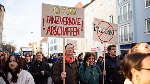 Gegen das Tanzverbot: Rave-Demo in München. Mehrere hundert junge Menschen versammelten sich am 6. April 2023 in München, um zusammen mit dem Bund für Geistesfreiheit gegen das Tanzverbot an stillen Tagen zu demonstrieren. (Archivbild)