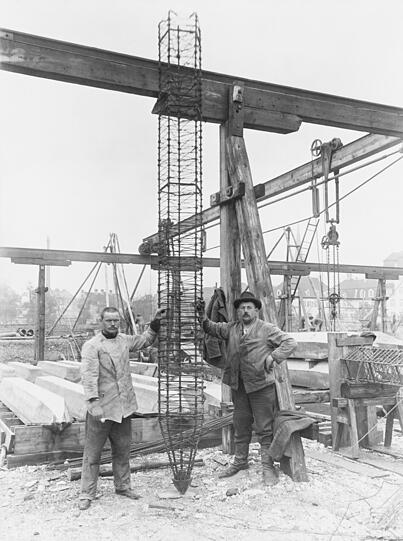 1909: Mit speziellen Gerüsten werden die Eisenbetonpfähle betoniert.