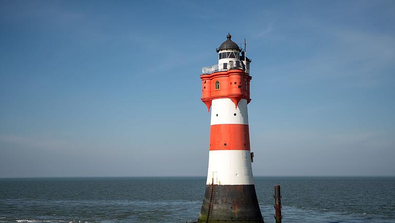 Der Leuchtturm "Roter Sand" steht in der Nordsee vor Bremerhaven. (Archivbild)
