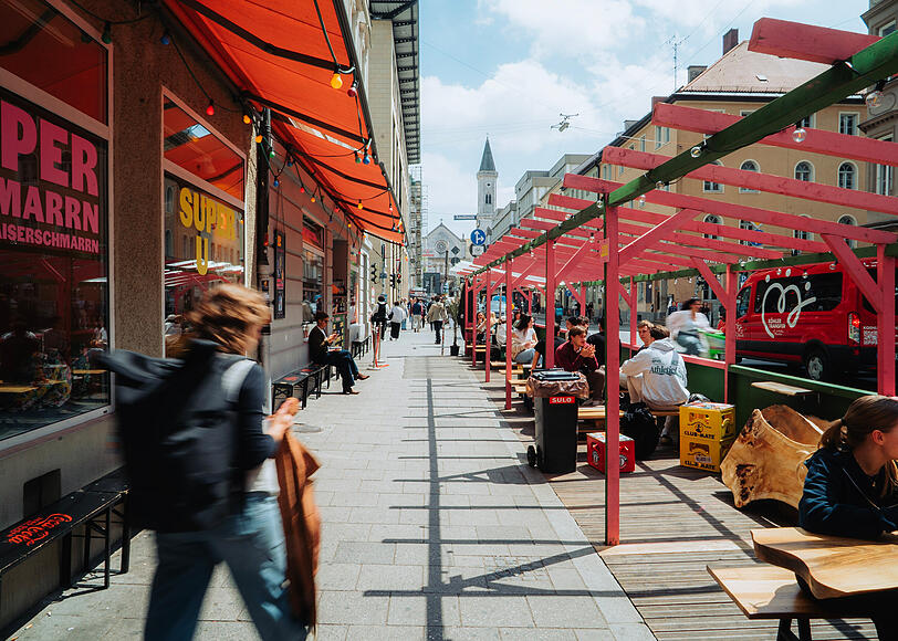 Schellingstra&szlig;e Ecke Amalienstra&szlig;e. Etliche Schanig&auml;rten und Freischankfl&auml;chen gibt es hier. Das gef&auml;llt nicht allen in der Nachbarschaft.