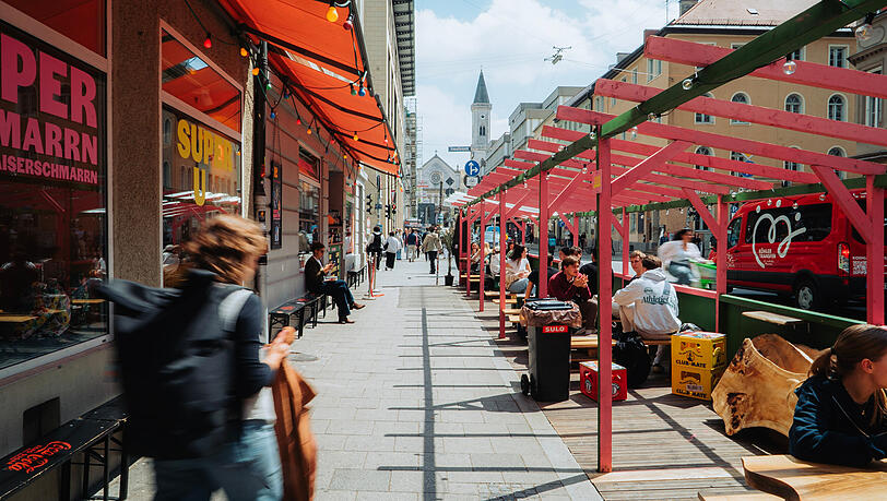 Schellingstra&szlig;e Ecke Amalienstra&szlig;e. Etliche Schanig&auml;rten und Freischankfl&auml;chen gibt es hier. Das gef&auml;llt nicht allen in der Nachbarschaft.