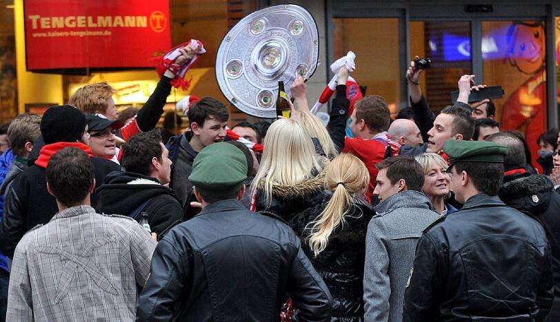 "Mia san Meister!": Ausgelassen feiern die Bayern-Fans die früheste Meisterschaft der Bundesligageschichte. Die Bilderstrecke von der Party auf der Leopoldstraße.