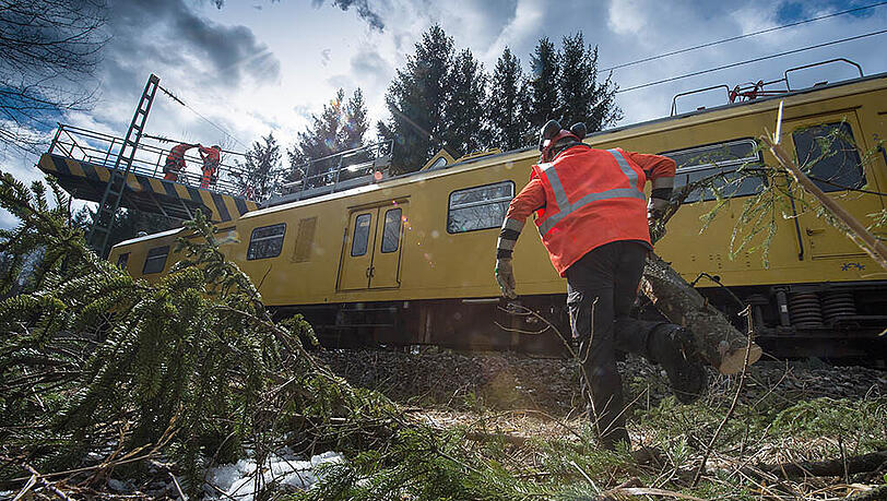 Die Aufräum- und Reparaturarbeiten sind in vollem Gange, wie hier auf der S-Bahnstrecke zwischen Höhenkirchen-Siegertsbrunn und Aying. Die Aufräum- und Reparaturarbeiten sind in vollem Gange, wie hier auf der S-Bahnstrecke zwischen Höhenkirchen-Siegertsbrunn und Aying.