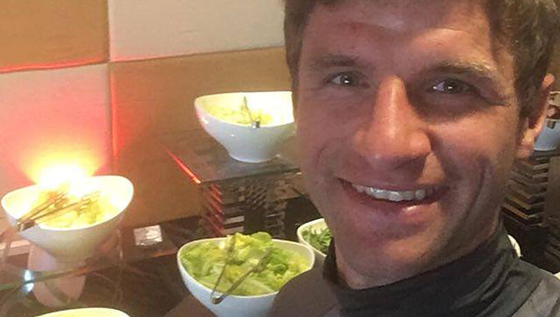Thomas Müller beim Büffet-Selfie. Thomas Müller beim Büffet-Selfie.