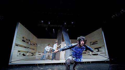 Schwerstarbeit für einen Schauspieler: Mehmet Sözer in &bdquo;Indika&ldquo; von Sankar Venkateswaran im Münchner Volkstheater.