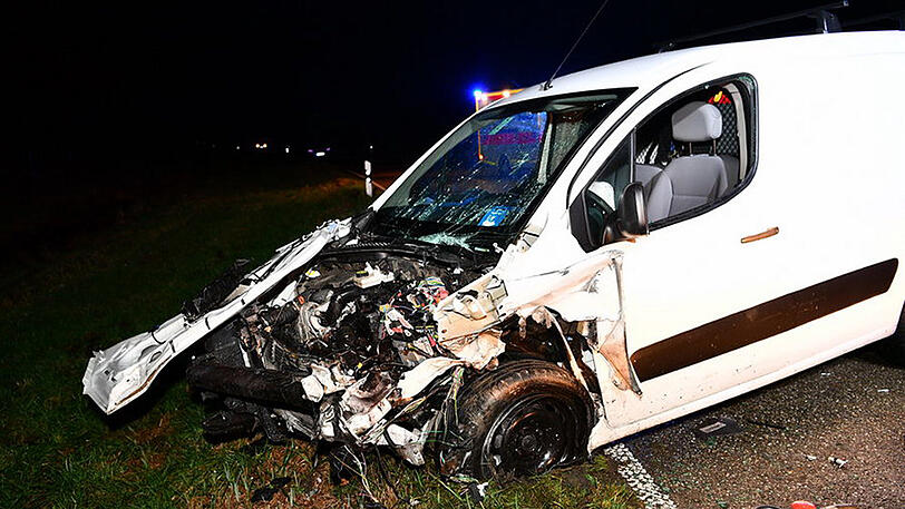Trümmerfeld auf der Straße: Beide Fahrzeuge sind komplett zerstört, einer der Fahrer starb noch am Unfallort.