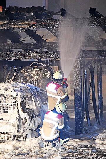 Schaum soweit das Auge reicht: Die Bilder vom Feuerwehreinsatz in Neubiberg, wo eine Garage komplett abgebrannt ist.