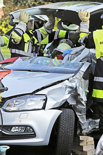 Weitere Bilder vom Zusammenstoß und den Rettungsmaßnahmen.