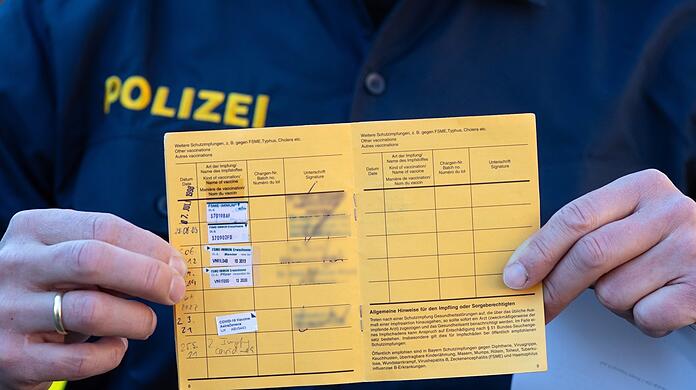 Wenn Landshuter schon die zweite Coronaimpfung bekommen haben, ist das in ihrem Impfpass vermerkt. Symbolbild: Sven Hoppe/dpa