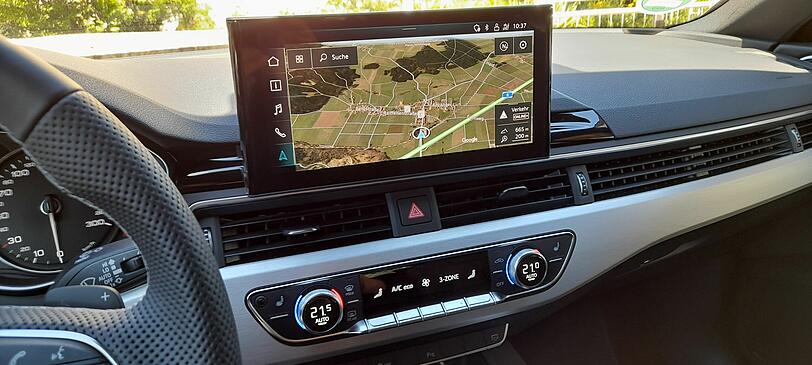 Gewohnt hochwertig: das Anzeigesystem des Audi A4 Avant g-tron.