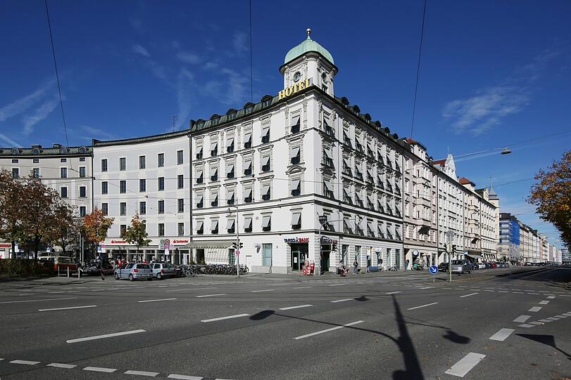 Platz-prägend: das Hotel Stadt Rosenheim an der Orleansstraße.