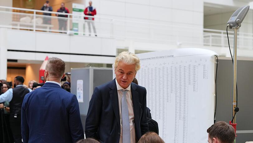 Der Rechtspopulist Geert Wilders hat einer ersten Prognose zufolge bei der Parlamentswahl in den Niederlanden seine Position als stärkste politische Kraft eingebüßt. Der Rechtspopulist Geert Wilders hat einer ersten Prognose zufolge bei der Parlamentswahl in den Niederlanden seine Position als stärkste politische Kraft eingebüßt.