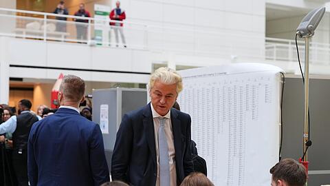 Der Rechtspopulist Geert Wilders hat einer ersten Prognose zufolge bei der Parlamentswahl in den Niederlanden seine Position als stärkste politische Kraft eingebüßt.