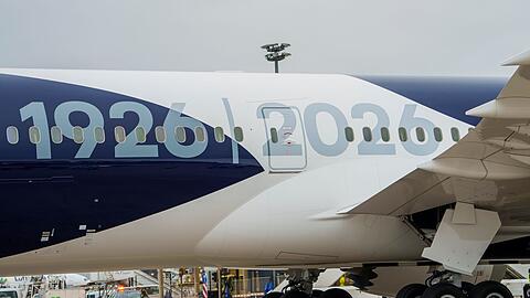 Die Boeing 787 mit "100 Jahre Kranich"-Sonderlackierung tr&auml;gt die Jahreszahlen 1926 / 2026 auf der Seite.