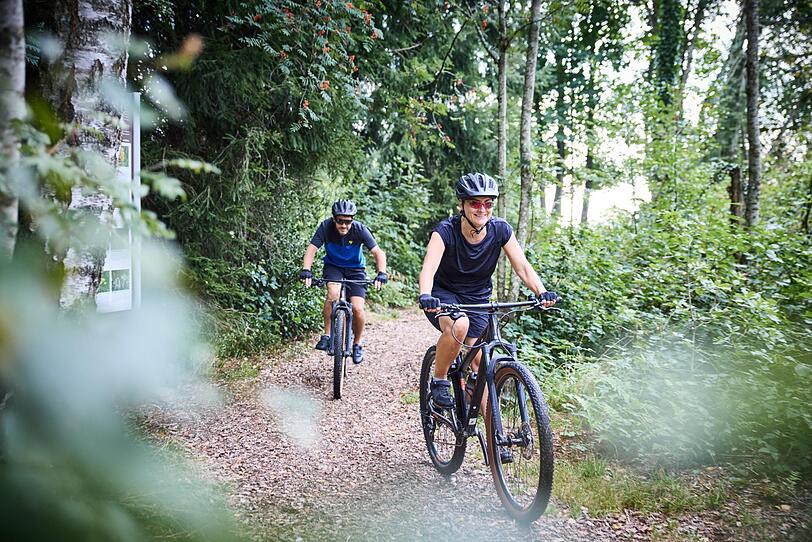 Entspanntes Radeln durch Moorlandschaften in der Zugspitz Region.