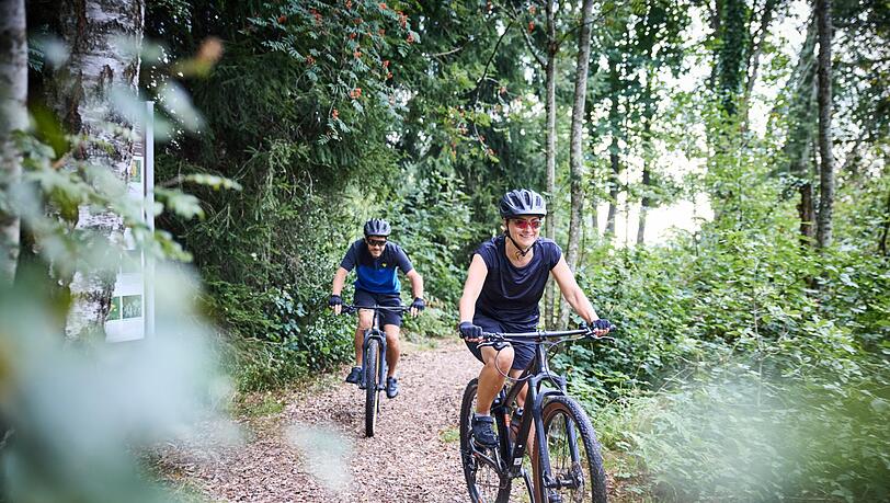Entspanntes Radeln durch Moorlandschaften in der Zugspitz Region.