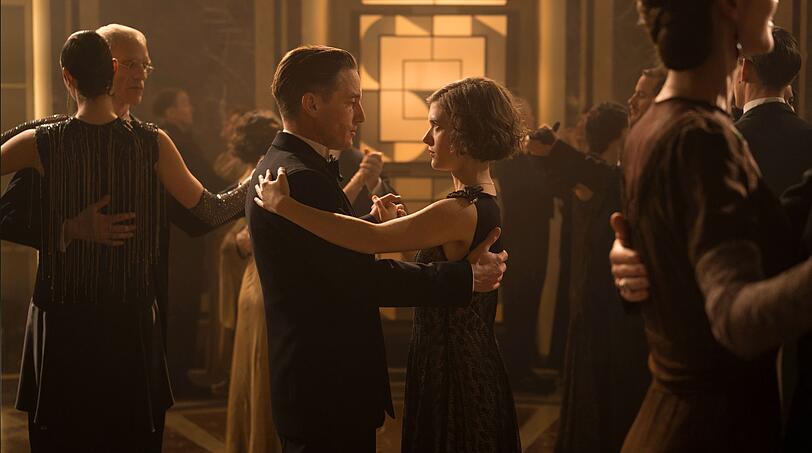 Der Tanz auf dem Vulkan geht zu Ende: Gedeon Rath (Volker Bruch) und Charlotte Ritter (Liv Lisa Fries) bitten zur letzten Staffel "Babylon Berlin". 1933 gilt es nicht nur eine Mordserie an ehemaligen Frontsoldaten aufzukl&auml;ren, sondern auch die dunkelsten Stunden Deutschlands zu beleuchten, als die Demokratie erstmals verloren ging.